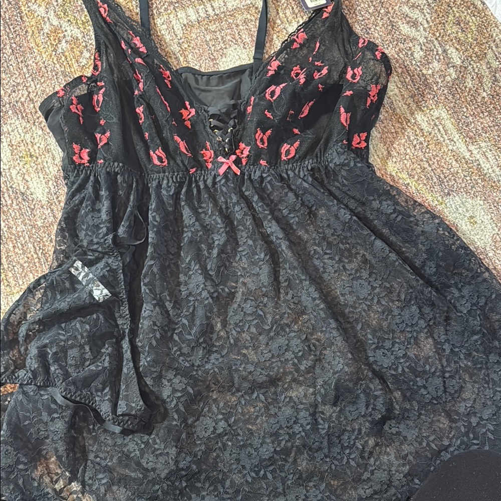 New gorgeous cacique set size 22/24 (3X)Black and Red Lace Nightgown